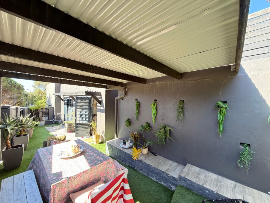 6 Bedroom Property for Sale in Vredehoek Western Cape